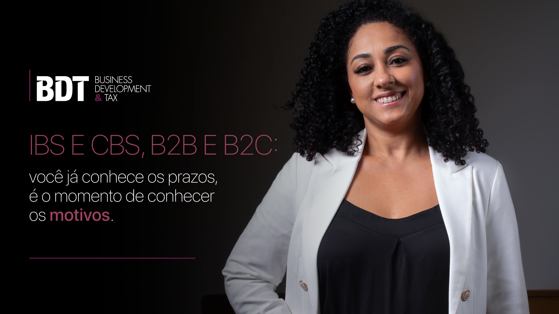 Consultora da BDT sorrindo, de blazer branco, em fundo escuro
