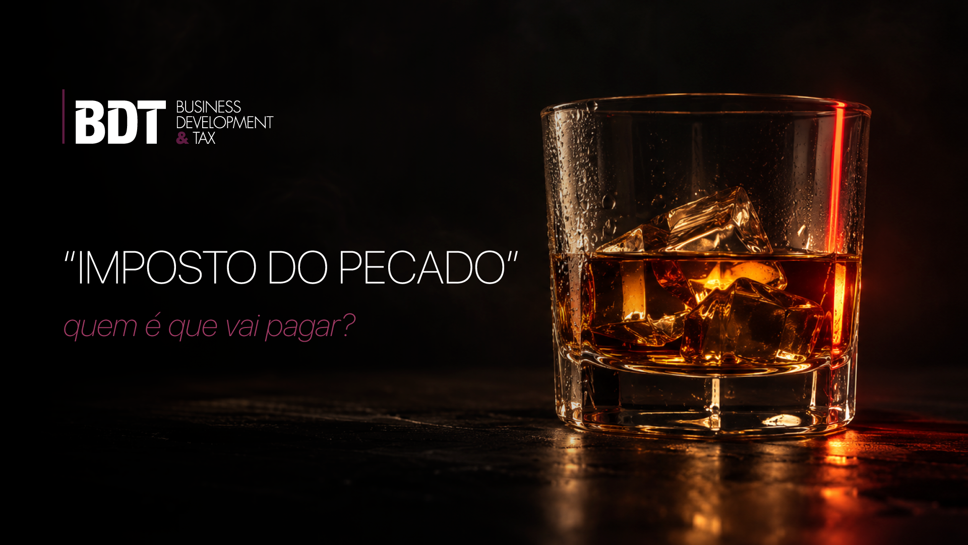 Copo de uísque com gelo sobre mesa escura, ilustrando o Imposto Seletivo sobre bebidas alcoólicas