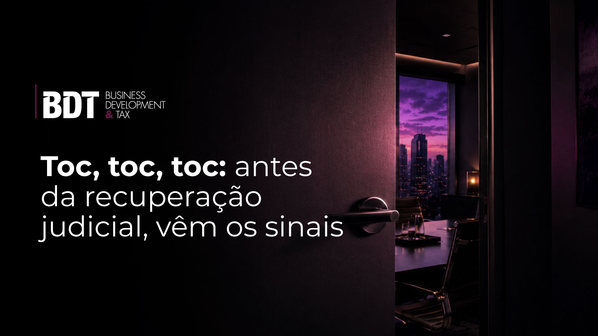 Porta entreaberta de uma sala de reuniões escura com vista para a cidade ao anoitecer