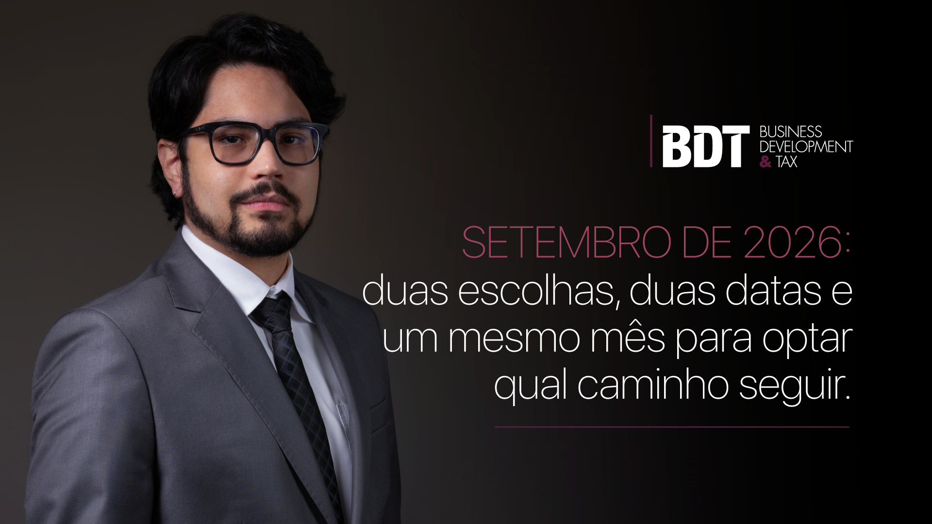 Consultor da BDT de terno cinza e óculos, em fundo escuro